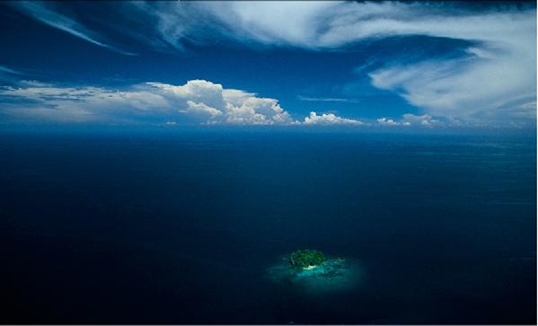 ILOT DANS LARCHIPEL DE SULU, Philippines extrait de la terre vu du ciel de Yann Arthus Bertrand